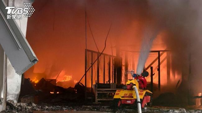 台湾超级电池工厂爆炸 浓烟冲天